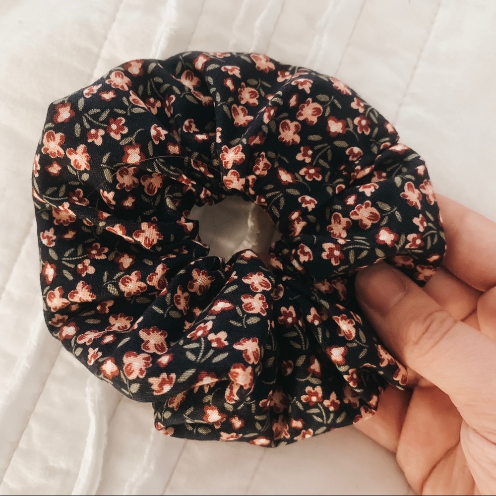 Vintage Floral Scrunchie
